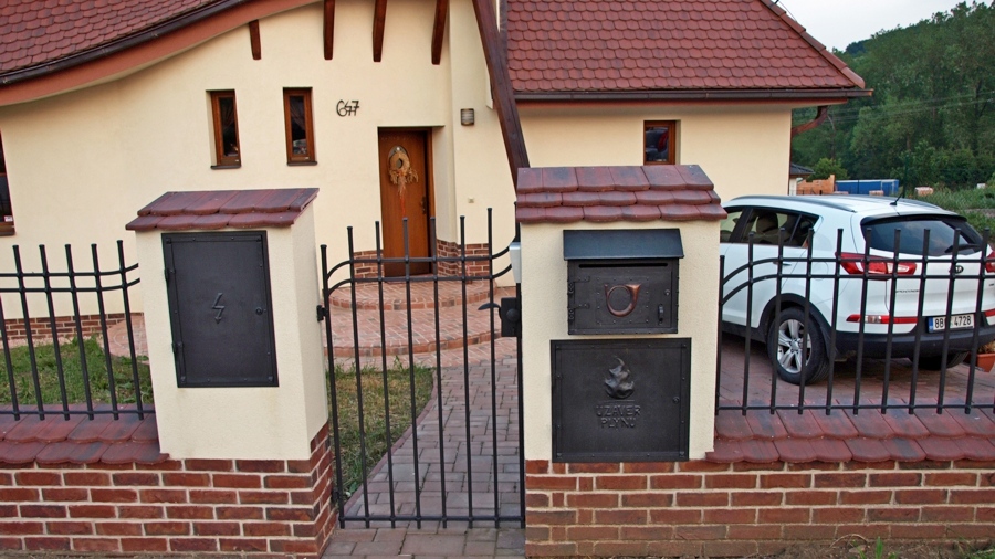 kovar-hylak-branka-schranka-kryty-na-plyn-a-elektrinu-s